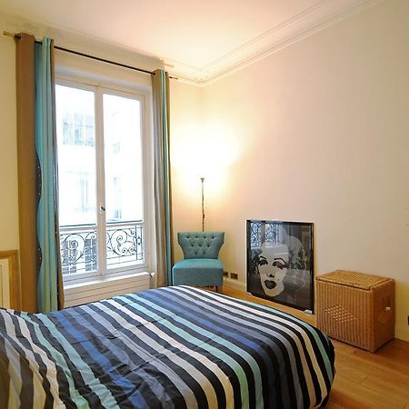 Champs Elysees Homestay - Air Conditioning 파리 객실 사진