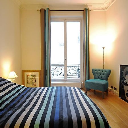 Champs Elysees Homestay - Air Conditioning 파리 객실 사진