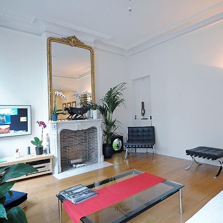 Champs Elysees Homestay - Air Conditioning 파리 객실 사진