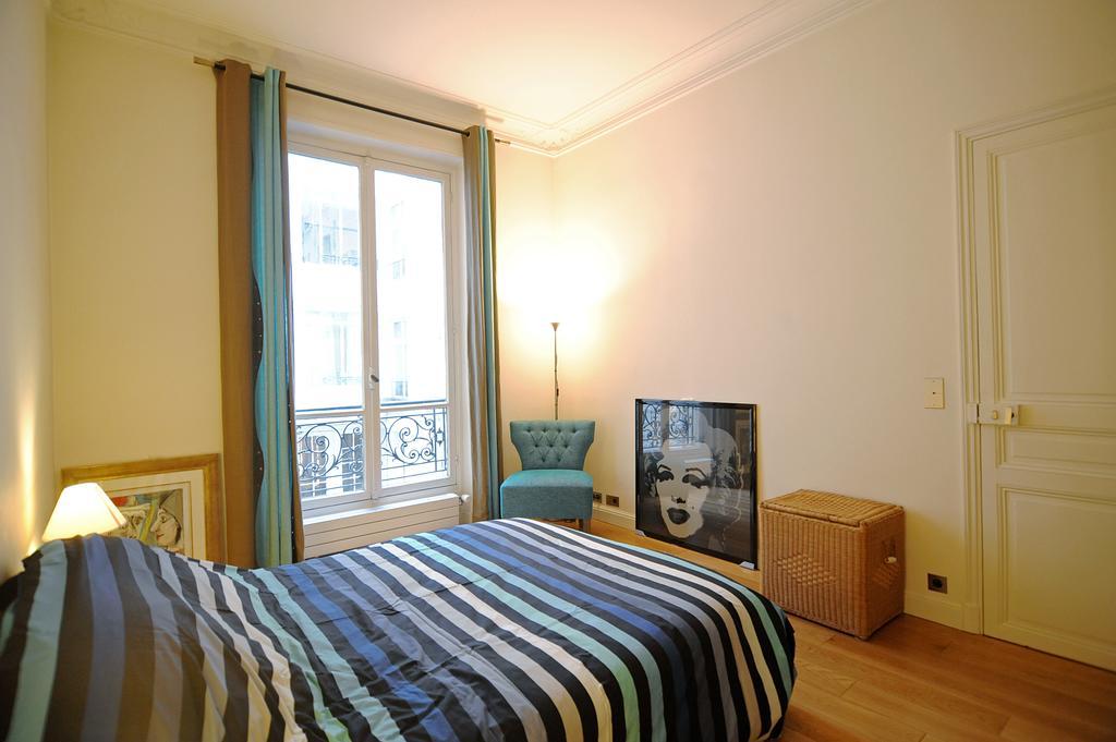 Champs Elysees Homestay - Air Conditioning 파리 객실 사진