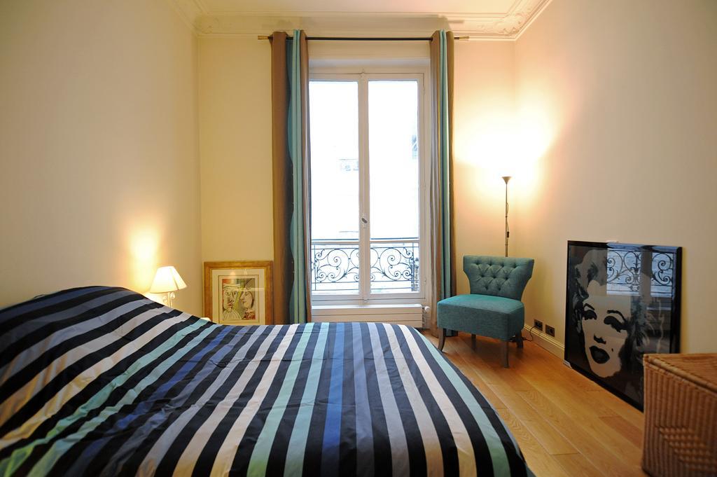 Champs Elysees Homestay - Air Conditioning 파리 객실 사진