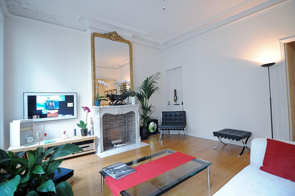 Champs Elysees Homestay - Air Conditioning 파리 객실 사진