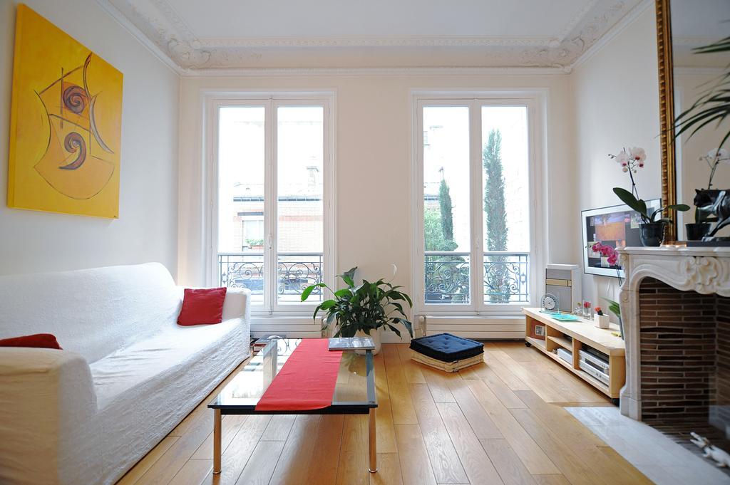 Champs Elysees Homestay - Air Conditioning 파리 객실 사진